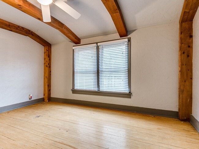 Building Photo - Unique with a Artsy Flare    1Bed + Flex Room /1.5 Bath in Edgemere Park
