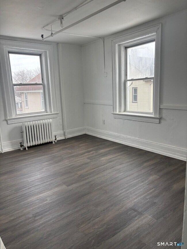 Building Photo - 86 Pequonnock St