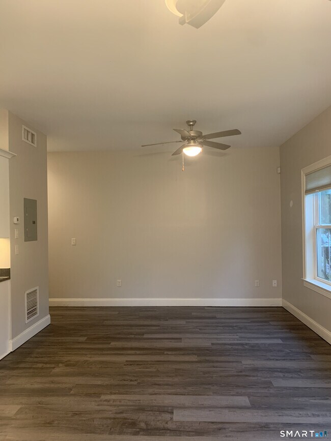 Building Photo - 502 Edgewater Cir