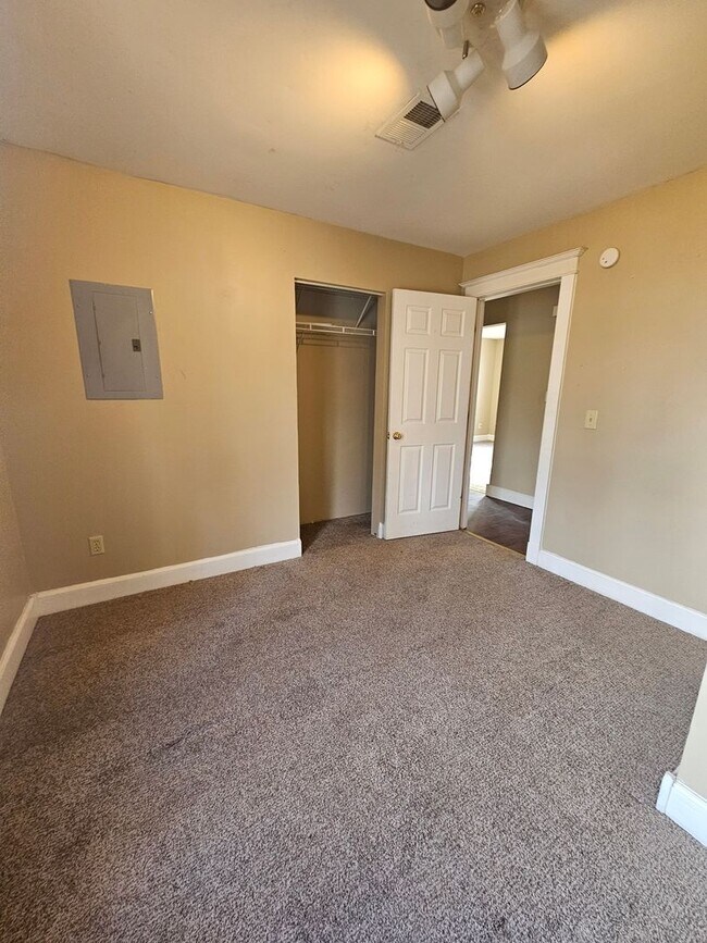 Building Photo - 929 Bridge