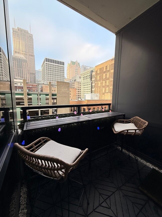 Building Photo - 235 W Van Buren St