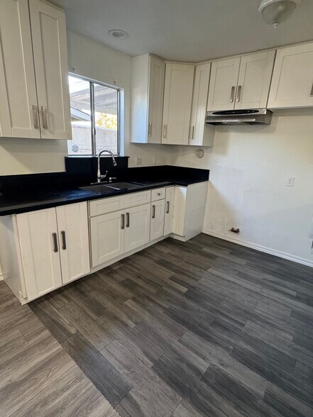 Building Photo - 8420 Rincon Ave