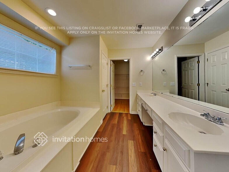 Building Photo - 8737 Londonshire Dr