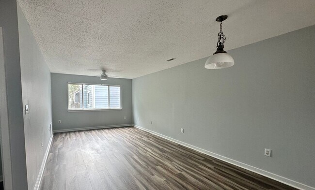 Building Photo - 2 bedroom condo in Williamsburg!