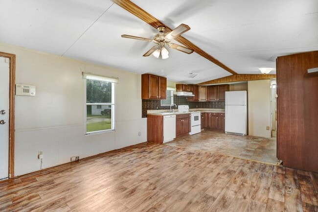 Building Photo - 2 BR, 2 BA Mobile Home w/ 2-Car Detached G...