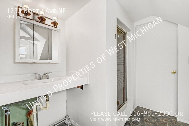 Building Photo - 1233 North Ave NE