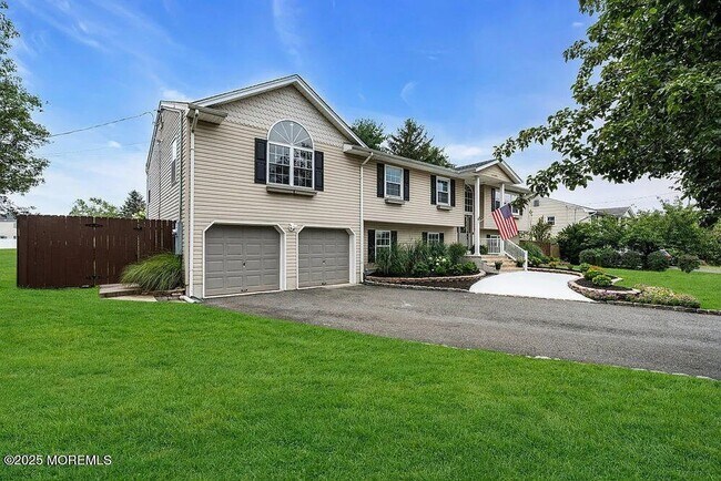 Building Photo - 61 Lynn Dr