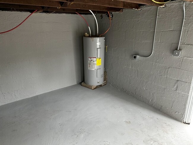 Building Photo - 2 Bedroom Home with Spacious Backyard and Modern Upgrades