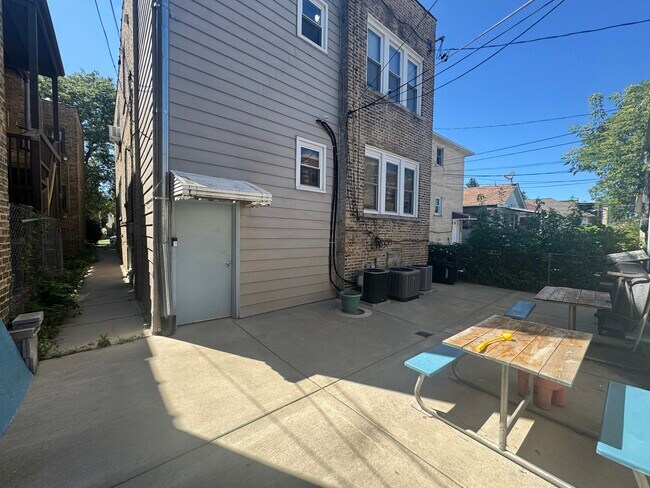 Building Photo - 5405 N Sawyer Ave