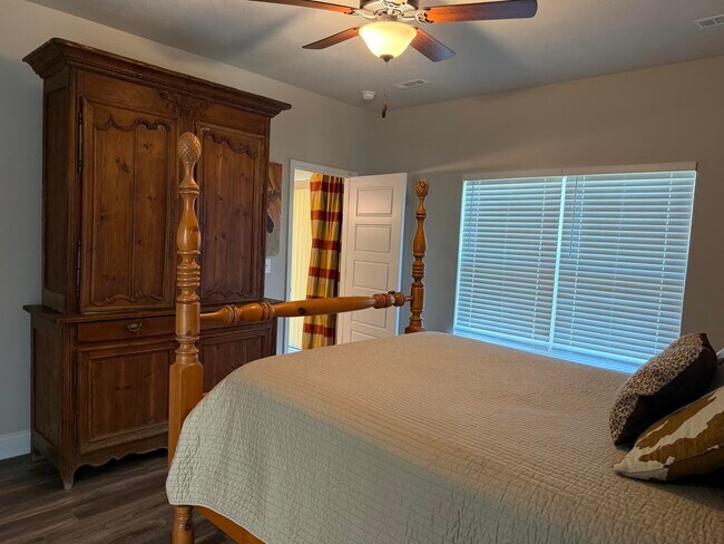 Building Photo - 352 Fox Haven Dr
