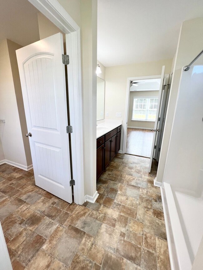 Building Photo - Beautiful home in Woodland Lakes! Extended...