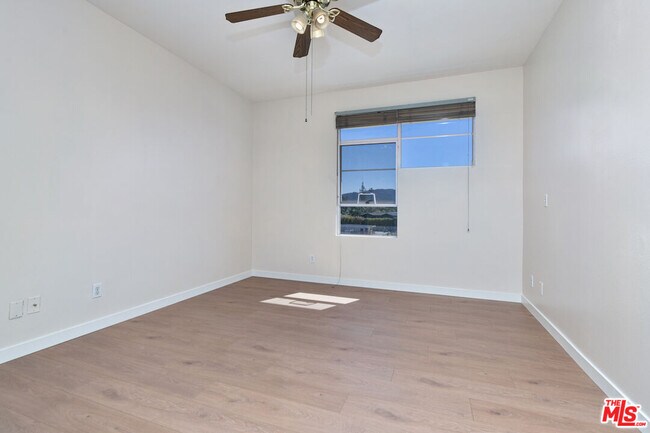 Building Photo - 5350 White Oak Ave