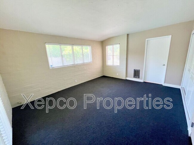 Building Photo - 1680 E Mesquite Ave