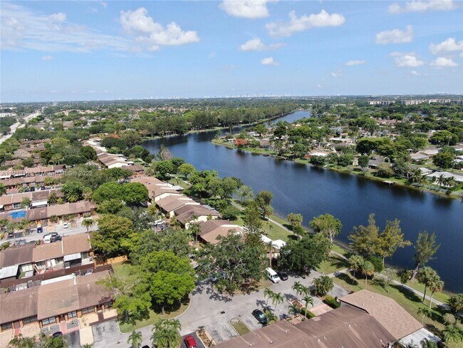 Building Photo - 2331  Dogwood Ct  . Pembroke Pines Fl 33026