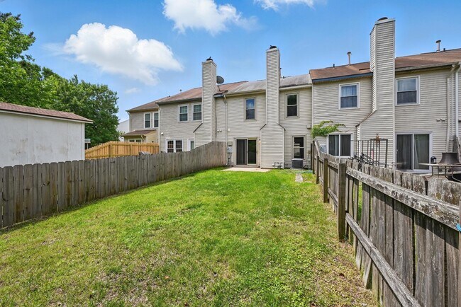 Building Photo - 2048 Lyndora Rd