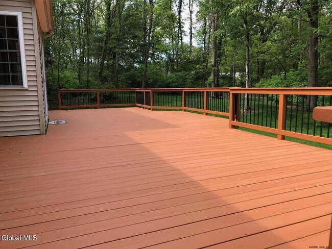 Building Photo - 7 Clearwater Ct