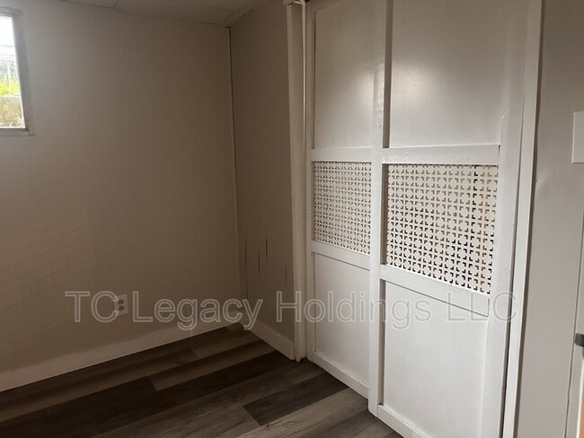 Building Photo - 388 Broaddus Ave