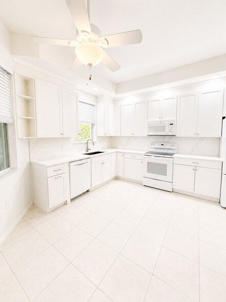 Building Photo - 1445 Mariposa Cir