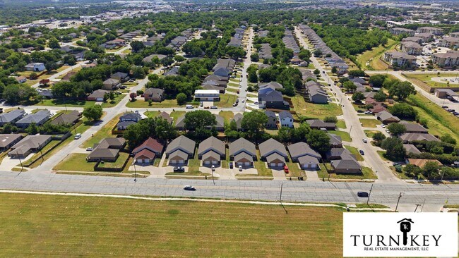 Building Photo - 3116-3118 S Cherry Ln
