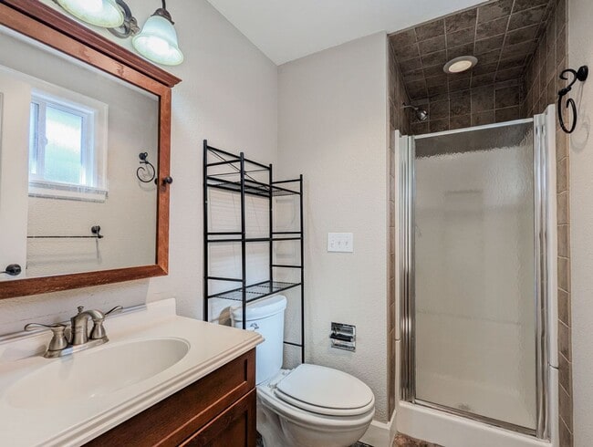 Building Photo - Charming 3 bed, 2 bath Lake Goodwin rambler!