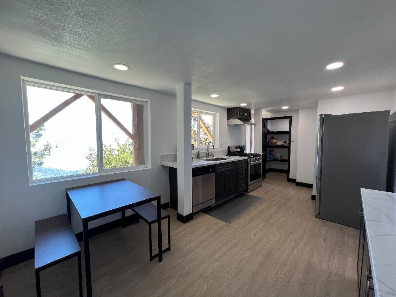 Building Photo - 1960 Willow Dr