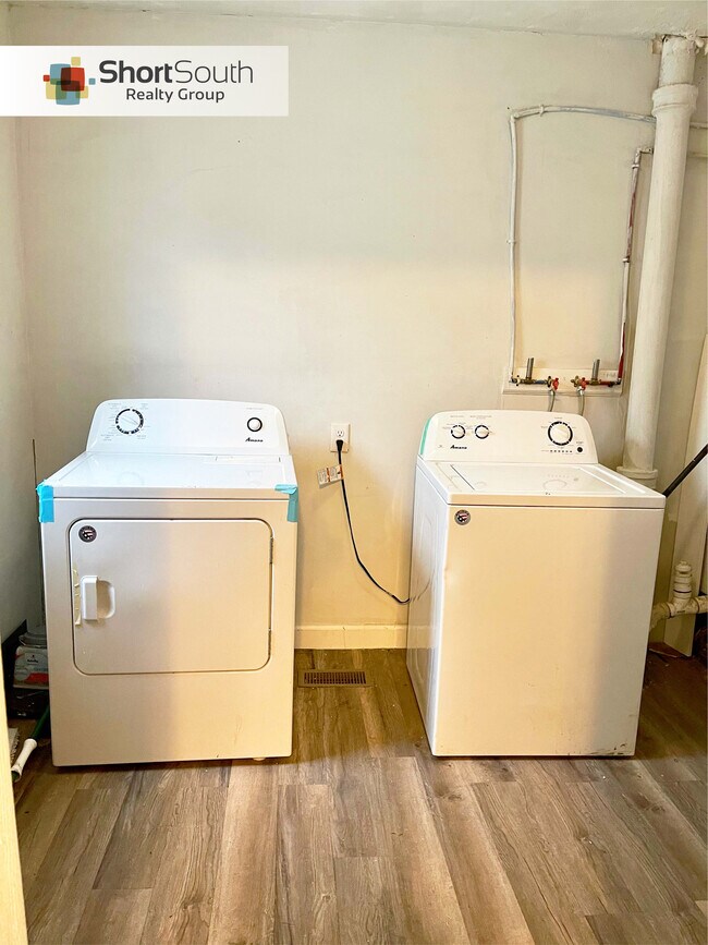 Building Photo - 513 S Fairview Ave