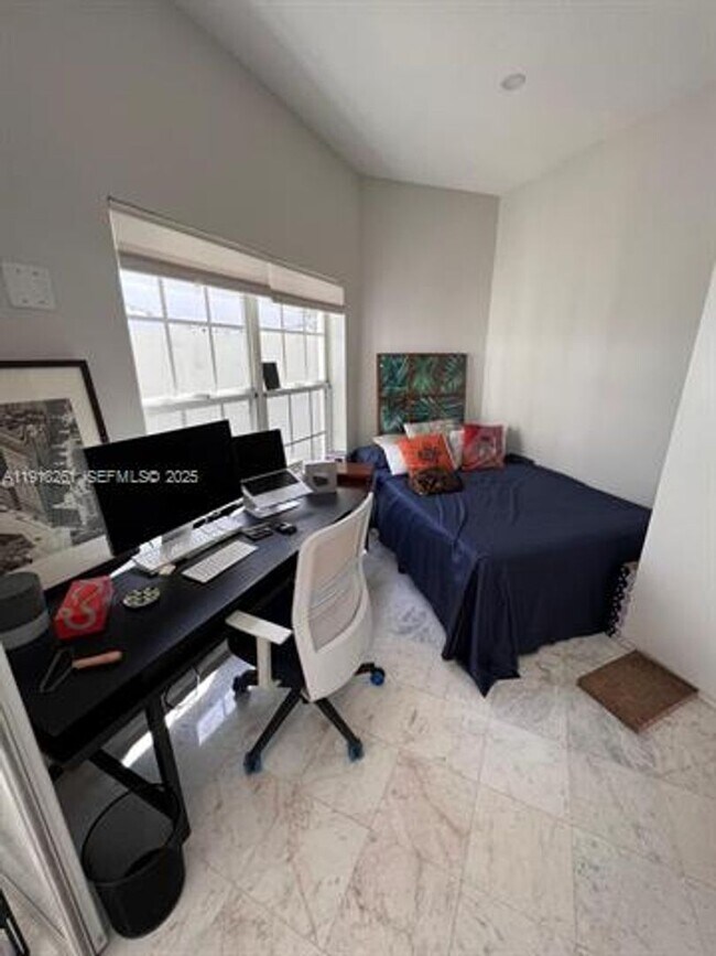 Building Photo - 3070 Allamanda St