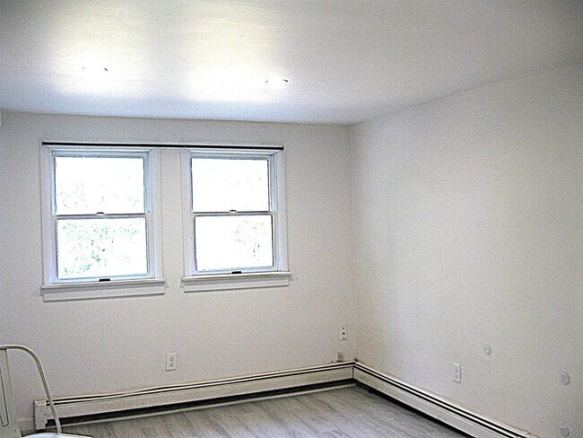 Building Photo - 525 Lake Rd