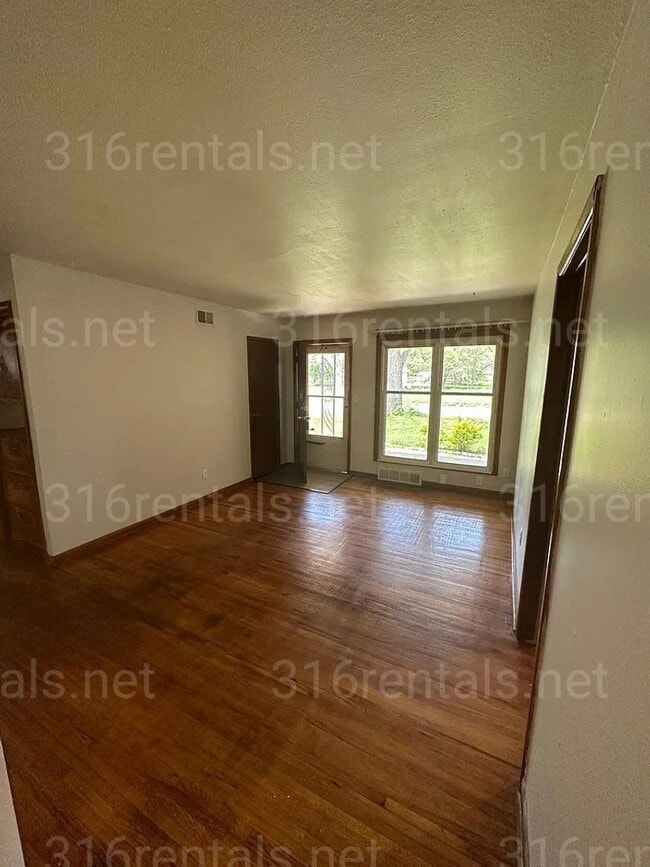 Building Photo - $1,125 - 4 bedroom / 1 bathroom - Single F...