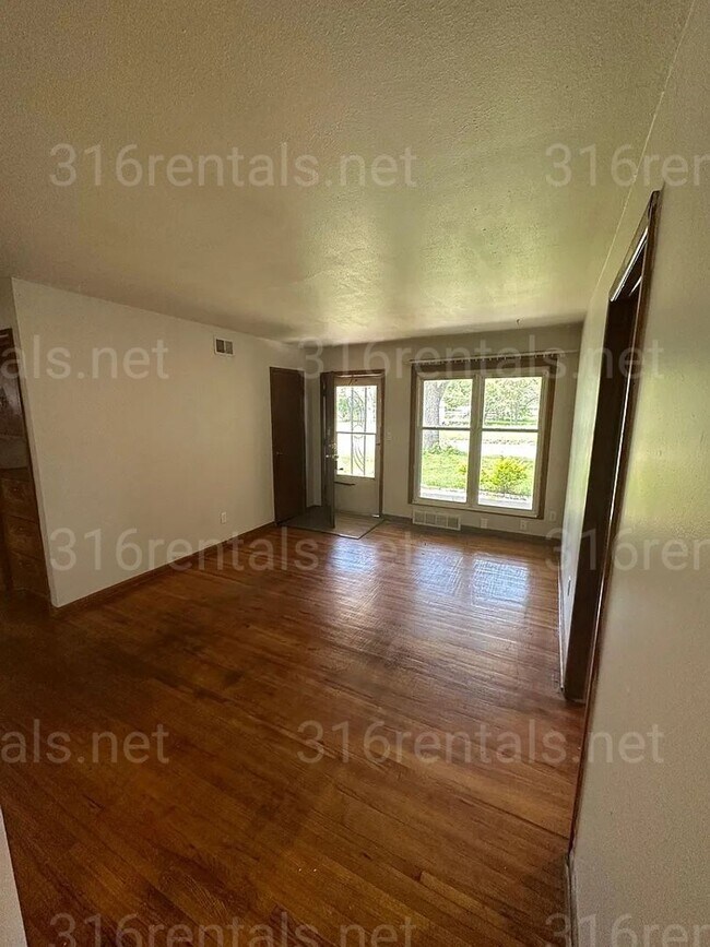 Building Photo - $975 - 4 bedroom / 1 bathroom - Single Fam...