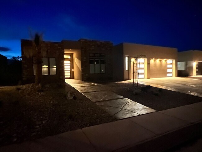 Building Photo - Beautiful 4 Bedroom, 4 Bathroom Home in The Dunes at Sand Hollow Resort