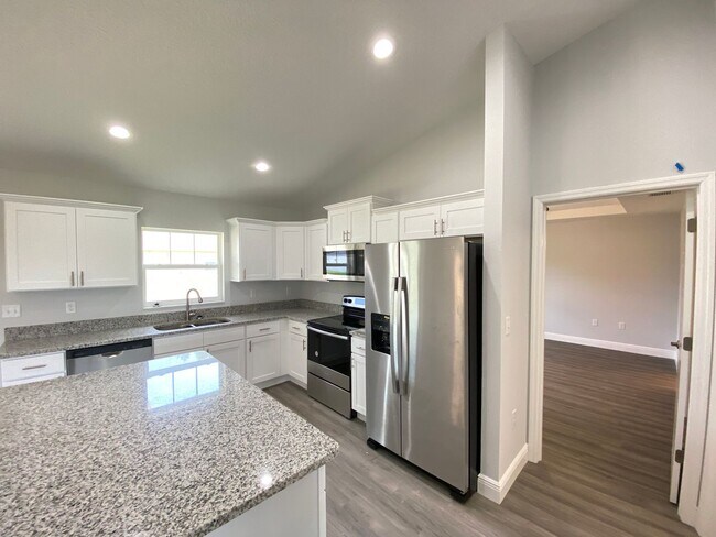 Building Photo - Custom Home - Desirable SE Ocala Neighborhood 3/2/2 **Wont Last**