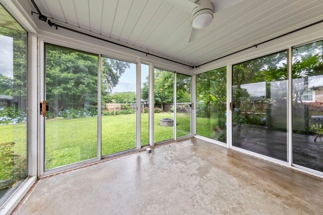 Building Photo - 3 Bedroom, Meticulously Maintained Updated...