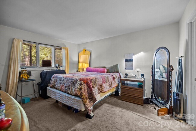 Building Photo - 1832 J Julian Ln