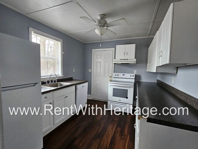 Building Photo - GORGEOUS HISTORICAL APARTMENT HOME / TOTALLY UPGRADED INTERIOR / CLOSE TO EVERYTHING!