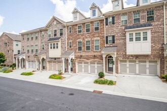 Building Photo - 3 story townhome in a great location in Chamblee