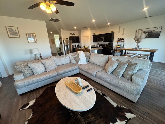 Building Photo - Two-story, 5 bed room, 3 bathroom, 3 livin...