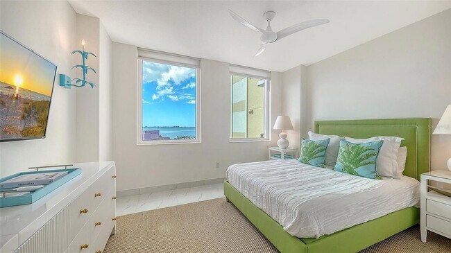 Building Photo - 800 N Tamiami Trl