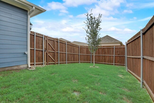 Building Photo - AVAILABLE NOW - Like-New 4-Bedroom Home with Loft & First-Floor Primary | Near Downtown Fort Worth