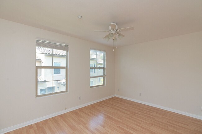 Building Photo - 3 Bedroom Townhome in the Escala Community of Mission Valley