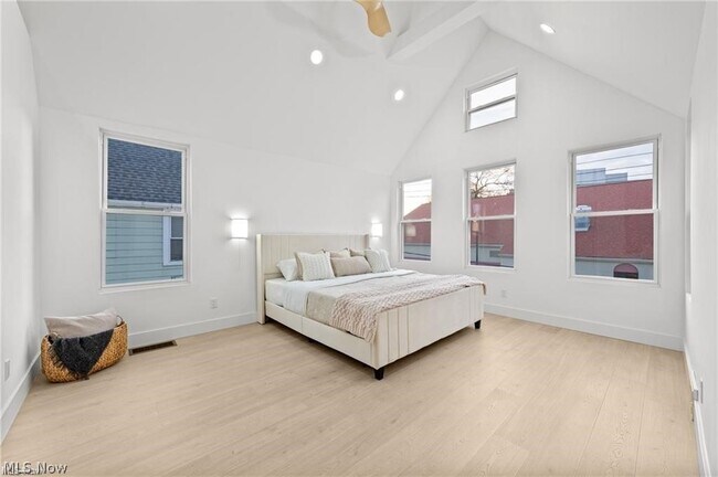 Building Photo - 1422 W 77th St