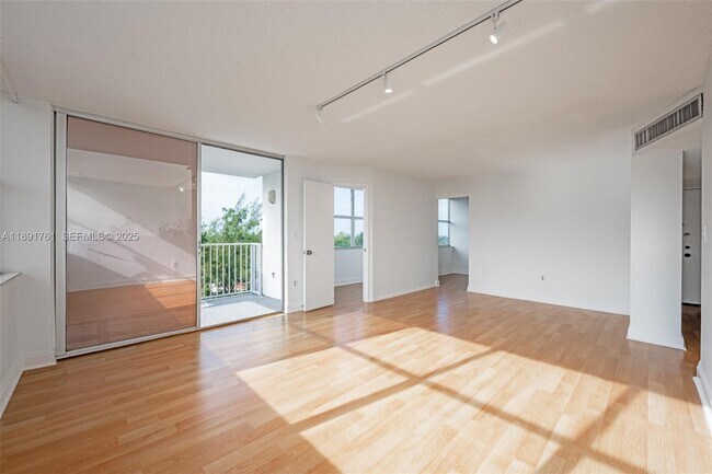 Building Photo - 1300 NE Miami Gardens Dr