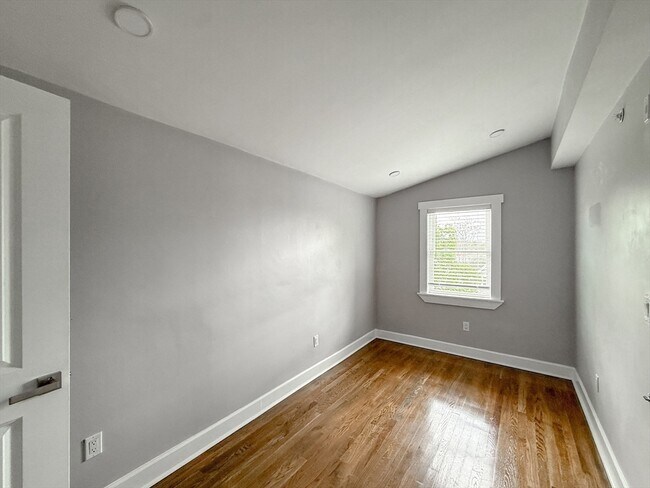 Building Photo - 468 Salem St