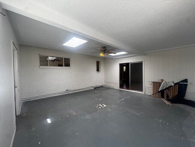 Building Photo - 3 Bed / 2 Bath Home Near Jerry Cline Park & Tennis Courts