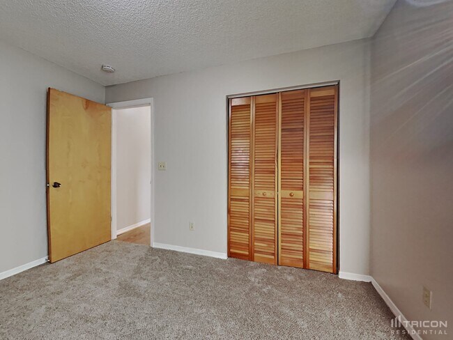 Building Photo - 834 4th Ave N