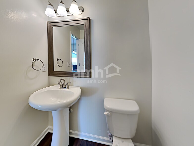 Building Photo - 8720 Hemingway Dr