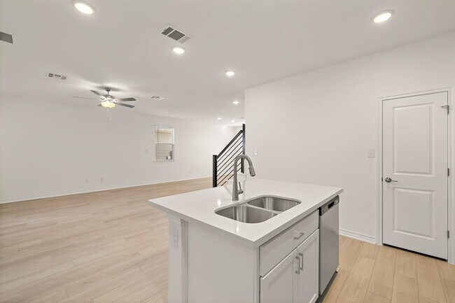 Building Photo - 307 Flowers Ave
