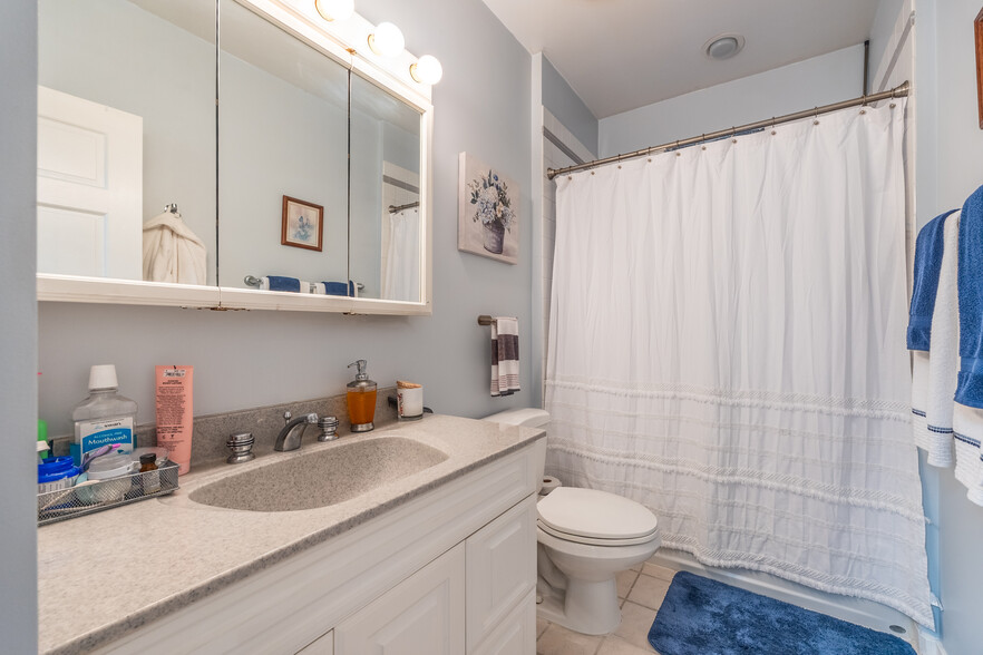 Building Photo - 1723 N Wood St