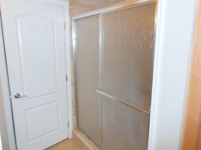 Building Photo - Spacious 1st Floor Condo at The Lakes