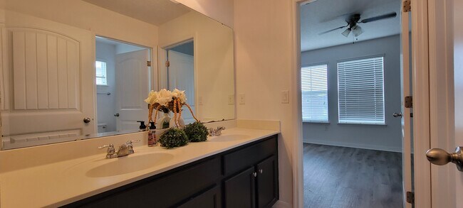 Building Photo - 2391 Beacon Landing Cir
